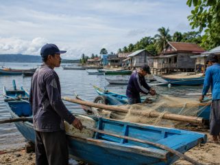 Ilustrasi nelayan di desa pesisir pagi hari. Foto: PPID/AI