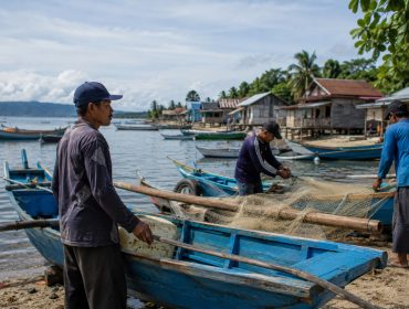 Ilustrasi nelayan di desa pesisir pagi hari. Foto: PPID/AI