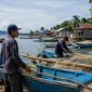 Nelayan di desa pesisir pagi hari