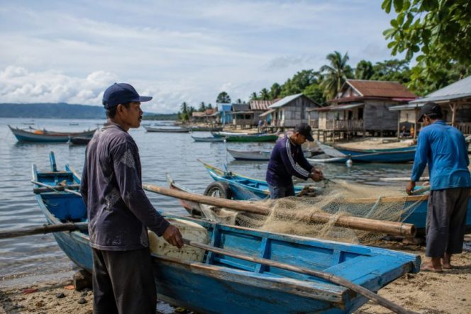 
 Ilustrasi nelayan di desa pesisir pagi hari. Foto: PPID/AI