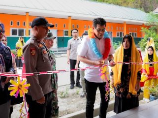 Bupati Parigi Moutong Erwin Burase meresmikan sekolah hasil revitalisasi di SD Inpres 3 Kayu Agung, Jumat (6/2/2026), sebagai bagian dari komitmen menghadirkan pendidikan yang layak dan berkualitas bagi masyarakat. Foto: Pemkab Parimo