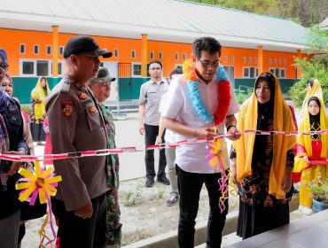 Bupati Parigi Moutong Erwin Burase meresmikan sekolah hasil revitalisasi di SD Inpres 3 Kayu Agung, Jumat (6/2/2026), sebagai bagian dari komitmen menghadirkan pendidikan yang layak dan berkualitas bagi masyarakat. Foto: Pemkab Parimo