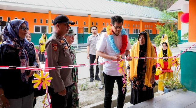 Bupati Parigi Moutong Erwin Burase meresmikan sekolah hasil revitalisasi di SD Inpres 3 Kayu Agung, Jumat (6/2/2026), sebagai bagian dari komitmen menghadirkan pendidikan yang layak dan berkualitas bagi masyarakat. Foto: Pemkab Parimo