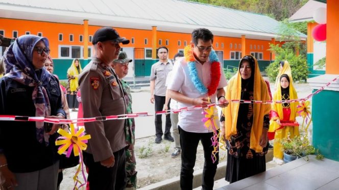 
 Bupati Parigi Moutong Erwin Burase meresmikan sekolah hasil revitalisasi di SD Inpres 3 Kayu Agung, Jumat (6/2/2026), sebagai bagian dari komitmen menghadirkan pendidikan yang layak dan berkualitas bagi masyarakat. Foto: Pemkab Parimo