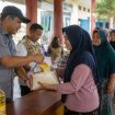 31 Ribu Keluarga Penerima Manfaat Terima Bantuan Beras dan Minyak Goreng. Foto: Ilustrasi AI