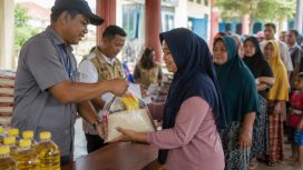 31 Ribu Keluarga Penerima Manfaat Terima Bantuan Beras dan Minyak Goreng. Foto: Ilustrasi AI