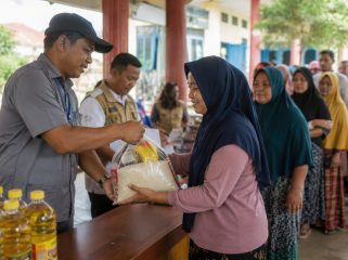 31 Ribu Keluarga Penerima Manfaat Terima Bantuan Beras dan Minyak Goreng. Foto: Ilustrasi AI