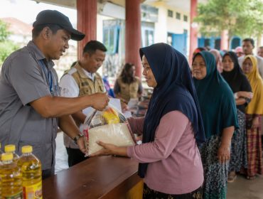 31 Ribu Keluarga Penerima Manfaat Terima Bantuan Beras dan Minyak Goreng. Foto: Ilustrasi AI