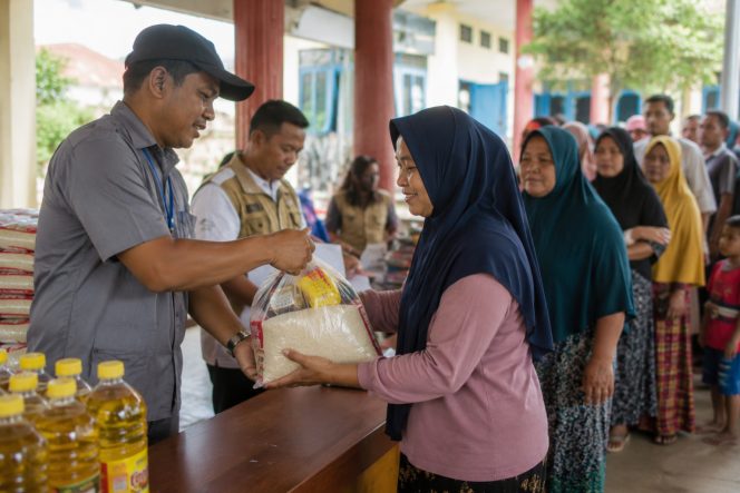 
 31 Ribu Keluarga Penerima Manfaat Terima Bantuan Beras dan Minyak Goreng. Foto: Ilustrasi AI