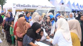 Antrean masyarakat saat menerima bantuan pangan. Foto: Istimewa