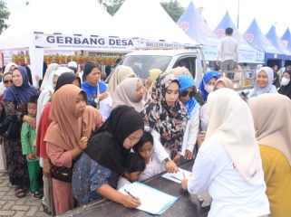 Antrean masyarakat saat menerima bantuan pangan. Foto: Istimewa