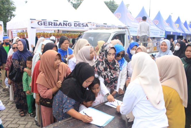 
 Antrean masyarakat saat menerima bantuan pangan. Foto: Istimewa