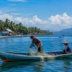 Nelayan beraktivitas di perairan Teluk Tomini. Pemerintah Kabupaten Parigi Moutong terus memperkuat pengawasan terhadap praktik illegal fishing untuk menjaga kelestarian sumber daya perikanan. Foto: Ilustrasi AI