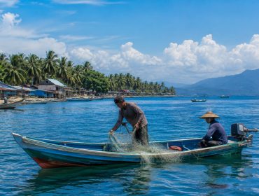 Nelayan beraktivitas di perairan Teluk Tomini. Pemerintah Kabupaten Parigi Moutong terus memperkuat pengawasan terhadap praktik illegal fishing untuk menjaga kelestarian sumber daya perikanan. Foto: Ilustrasi AI