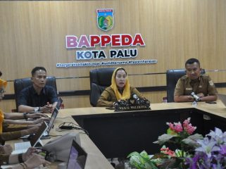 Wakil Wali Kota Palu Imelda Liliana Muhidin memimpin rapat pemantapan Program Kota Sehat di Bappeda Kota Palu sebagai bagian dari persiapan menghadapi penilaian nasional menuju predikat Wiwerda 2028. Foto: Imron/Pemkot Palu