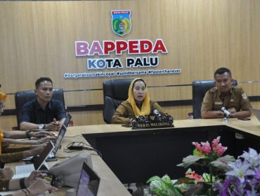 Wakil Wali Kota Palu Imelda Liliana Muhidin memimpin rapat pemantapan Program Kota Sehat di Bappeda Kota Palu sebagai bagian dari persiapan menghadapi penilaian nasional menuju predikat Wiwerda 2028. Foto: Imron/Pemkot Palu