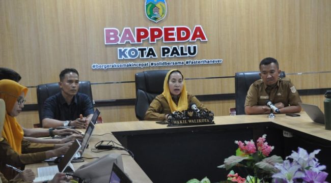 Wakil Wali Kota Palu Imelda Liliana Muhidin memimpin rapat pemantapan Program Kota Sehat di Bappeda Kota Palu sebagai bagian dari persiapan menghadapi penilaian nasional menuju predikat Wiwerda 2028. Foto: Imron/Pemkot Palu