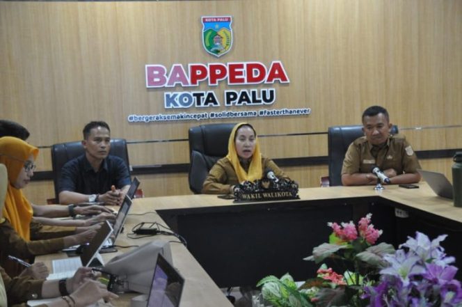 
 Wakil Wali Kota Palu Imelda Liliana Muhidin memimpin rapat pemantapan Program Kota Sehat di Bappeda Kota Palu sebagai bagian dari persiapan menghadapi penilaian nasional menuju predikat Wiwerda 2028. Foto: Imron/Pemkot Palu