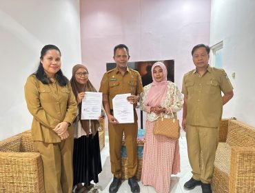 Kepala Diskominfosantik Kota Palu Moh. Akhir Armansyah menandatangani kerja sama program magang dengan SMKN 1 Tolitoli untuk mendukung peningkatan kompetensi siswa Jurusan Teknik Komputer dan Jaringan. Foto: APTIKA 