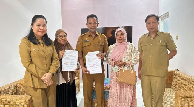 Kepala Diskominfosantik Kota Palu Moh. Akhir Armansyah menandatangani kerja sama program magang dengan SMKN 1 Tolitoli untuk mendukung peningkatan kompetensi siswa Jurusan Teknik Komputer dan Jaringan. Foto: APTIKA 