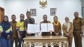 Wali Kota Palu Hadianto Rasyid bersama pimpinan PT Citra Palu Minerals menandatangani kerja sama penyaluran program CSR di Rumah Jabatan Wali Kota Palu, Senin, 22 Juni 2026. Foto: Dok. Pemkot Palu