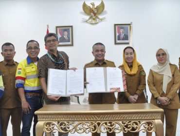 Wali Kota Palu Hadianto Rasyid bersama pimpinan PT Citra Palu Minerals menandatangani kerja sama penyaluran program CSR di Rumah Jabatan Wali Kota Palu, Senin, 22 Juni 2026. Foto: Dok. Pemkot Palu