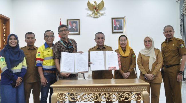 Wali Kota Palu Hadianto Rasyid bersama pimpinan PT Citra Palu Minerals menandatangani kerja sama penyaluran program CSR di Rumah Jabatan Wali Kota Palu, Senin, 22 Juni 2026. Foto: Dok. Pemkot Palu 