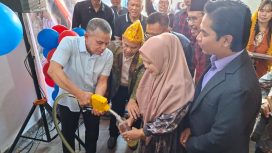 Wali Kota Palu Hadianto Rasyid meresmikan operasional POMINDO pertama di Kota Palu yang menghadirkan layanan pembelian minyak goreng isi ulang dengan sistem distribusi yang lebih higienis dan ramah lingkungan. Foto: Jufri/Pemkot Palu