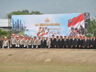 Wali Kota Palu Hadianto Rasyid bersama Wakil Wali Kota Imelda Liliana Muhidin menghadiri Upacara Peringatan HUT Ke-80 Bhayangkara yang digelar Polresta Palu sebagai wujud penguatan kolaborasi antara Pemerintah Kota Palu dan Polri dalam menjaga keamanan daerah. Foto: Pemkot Palu