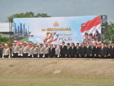 Wali Kota Palu Hadianto Rasyid bersama Wakil Wali Kota Imelda Liliana Muhidin menghadiri Upacara Peringatan HUT Ke-80 Bhayangkara yang digelar Polresta Palu sebagai wujud penguatan kolaborasi antara Pemerintah Kota Palu dan Polri dalam menjaga keamanan daerah. Foto: Pemkot Palu