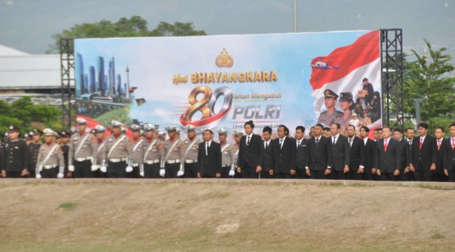 Wali Kota Palu Hadianto Rasyid bersama Wakil Wali Kota Imelda Liliana Muhidin menghadiri Upacara Peringatan HUT Ke-80 Bhayangkara yang digelar Polresta Palu sebagai wujud penguatan kolaborasi antara Pemerintah Kota Palu dan Polri dalam menjaga keamanan daerah. Foto: Pemkot Palu