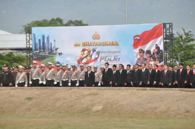 
 Wali Kota Palu Hadianto Rasyid bersama Wakil Wali Kota Imelda Liliana Muhidin menghadiri Upacara Peringatan HUT Ke-80 Bhayangkara yang digelar Polresta Palu sebagai wujud penguatan kolaborasi antara Pemerintah Kota Palu dan Polri dalam menjaga keamanan daerah. Foto: Pemkot Palu