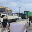 Petugas Satpol PP Kota Palu memberikan imbauan kepada pengguna jalan di persimpangan lampu lalu lintas sebagai bagian dari sosialisasi kebersihan lingkungan untuk mewujudkan Kota Palu yang bersih dan sehat. Foto: Pemkot Palu