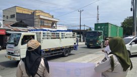 Petugas Satpol PP Kota Palu memberikan imbauan kepada pengguna jalan di persimpangan lampu lalu lintas sebagai bagian dari sosialisasi kebersihan lingkungan untuk mewujudkan Kota Palu yang bersih dan sehat. Foto: Pemkot Palu