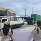 Petugas Satpol PP Kota Palu memberikan edukasi kepada pengguna jalan tentang pentingnya menjaga kebersihan lingkungan.