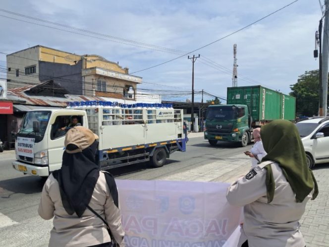 
 Petugas Satpol PP Kota Palu memberikan imbauan kepada pengguna jalan di persimpangan lampu lalu lintas sebagai bagian dari sosialisasi kebersihan lingkungan untuk mewujudkan Kota Palu yang bersih dan sehat. Foto: Pemkot Palu