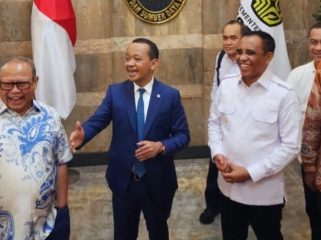 Gubernur Sulawesi Tengah Anwar Hafid bersama Menteri ESDM Bahlil Lahadalia dalam pertemuan di Jakarta, Rabu (19/8/2026). Foto: Istimewa