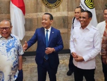 Gubernur Sulawesi Tengah Anwar Hafid bersama Menteri ESDM Bahlil Lahadalia dalam pertemuan di Jakarta, Rabu (19/8/2026). Foto: Istimewa