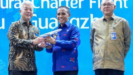 Gubernur Sulawesi Tengah Anwar Hafid menerima miniatur pesawat dari Wakil Direktur Utama PT Garuda Indonesia Thomas Sugiarto Oentoro usai peresmian penerbangan internasional perdana rute Palu–Guangzhou di Bandara Internasional Mutiara SIS Al-Jufri, Palu, Kamis (6/8/2026). Penerbangan ini menjadi langkah awal penguatan konektivitas internasional Sulawesi Tengah. Foto: Dok. Tim Media Gubernur Sulteng