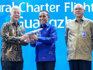 Gubernur Sulawesi Tengah Anwar Hafid menerima miniatur pesawat dari Wakil Direktur Utama PT Garuda Indonesia Thomas Sugiarto Oentoro usai peresmian penerbangan internasional perdana rute Palu–Guangzhou di Bandara Internasional Mutiara SIS Al-Jufri, Palu, Kamis (6/8/2026). Penerbangan ini menjadi langkah awal penguatan konektivitas internasional Sulawesi Tengah. Foto: Dok. Tim Media Gubernur Sulteng 