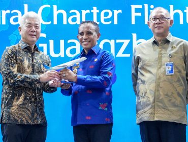 Gubernur Sulawesi Tengah Anwar Hafid menerima miniatur pesawat dari Wakil Direktur Utama PT Garuda Indonesia Thomas Sugiarto Oentoro usai peresmian penerbangan internasional perdana rute Palu–Guangzhou di Bandara Internasional Mutiara SIS Al-Jufri, Palu, Kamis (6/8/2026). Penerbangan ini menjadi langkah awal penguatan konektivitas internasional Sulawesi Tengah. Foto: Dok. Tim Media Gubernur Sulteng