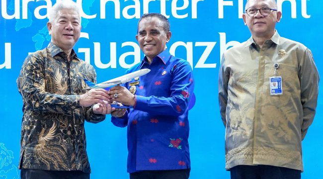 Gubernur Sulawesi Tengah Anwar Hafid menerima miniatur pesawat dari Wakil Direktur Utama PT Garuda Indonesia Thomas Sugiarto Oentoro usai peresmian penerbangan internasional perdana rute Palu–Guangzhou di Bandara Internasional Mutiara SIS Al-Jufri, Palu, Kamis (6/8/2026). Penerbangan ini menjadi langkah awal penguatan konektivitas internasional Sulawesi Tengah. Foto: Dok. Tim Media Gubernur Sulteng 