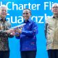 Gubernur Sulawesi Tengah Anwar Hafid menerima miniatur pesawat dari Wakil Direktur Utama Garuda Indonesia pada peresmian penerbangan internasional perdana rute Palu–Guangzhou di Bandara Mutiara SIS Al-Jufri.