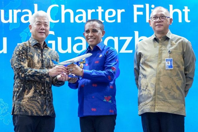 
 Gubernur Sulawesi Tengah Anwar Hafid menerima miniatur pesawat dari Wakil Direktur Utama PT Garuda Indonesia Thomas Sugiarto Oentoro usai peresmian penerbangan internasional perdana rute Palu–Guangzhou di Bandara Internasional Mutiara SIS Al-Jufri, Palu, Kamis (6/8/2026). Penerbangan ini menjadi langkah awal penguatan konektivitas internasional Sulawesi Tengah. Foto: Dok. Tim Media Gubernur Sulteng 