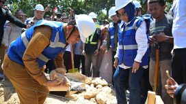Gubernur Sulawesi Tengah Anwar Hafid saat melakukan peletakan batu pertama pembangunan Kampung Nelayan Merah Putih di Desa Tamit, Kabupaten Buol. Foto: Pemprov Sulteng