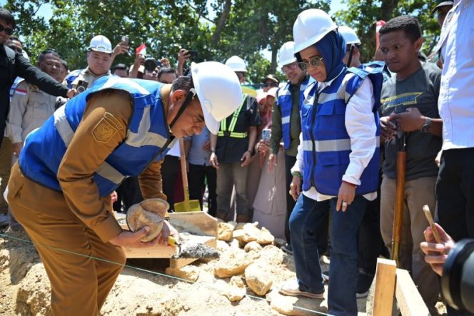 
 Gubernur Sulawesi Tengah Anwar Hafid saat melakukan peletakan batu pertama pembangunan Kampung Nelayan Merah Putih di Desa Tamit, Kabupaten Buol. Foto: Pemprov Sulteng