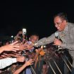 Gubernur Sulawesi Tengah Anwar Hafid menyapa warga saat menghadiri Pesta Rakyat HUT ke-81 RI di Parigi Moutong, Senin malam (17/8/2026). Foto: Istimewa