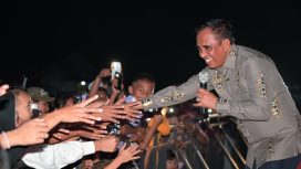 Gubernur Sulawesi Tengah Anwar Hafid menyapa warga saat menghadiri Pesta Rakyat HUT ke-81 RI di Parigi Moutong, Senin malam (17/8/2026). Foto: Istimewa