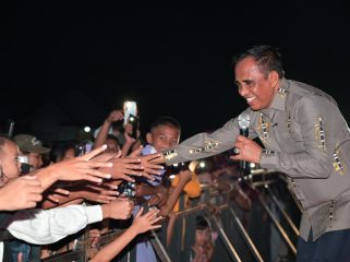 Gubernur Sulawesi Tengah Anwar Hafid menyapa warga saat menghadiri Pesta Rakyat HUT ke-81 RI di Parigi Moutong, Senin malam (17/8/2026). Foto: Istimewa