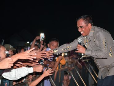 Gubernur Sulawesi Tengah Anwar Hafid menyapa warga saat menghadiri Pesta Rakyat HUT ke-81 RI di Parigi Moutong, Senin malam (17/8/2026). Foto: Istimewa